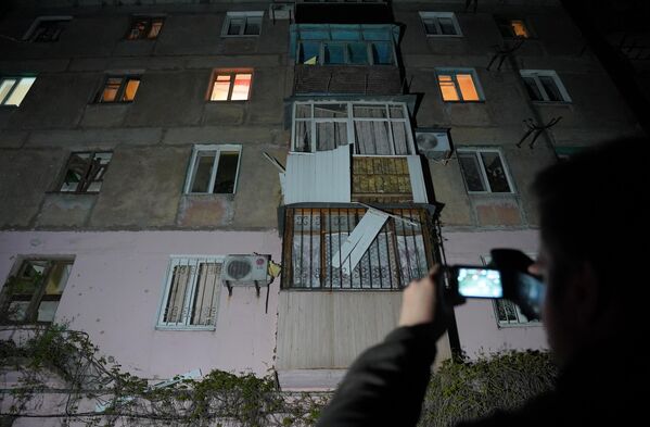 ساختمان مسکونی در اثر گلوله باران گورلوفکا توسط نیروهای مسلح اوکراین آسیب دیده است. - اسپوتنیک افغانستان  