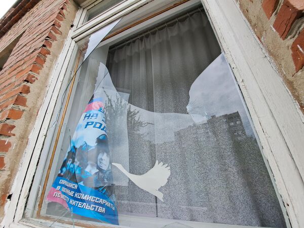 پنجره یک ساختمان مسکونی که در اثر گلوله باران گورلوفکا توسط نیروهای مسلح اوکراین آسیب دیده بود. - اسپوتنیک افغانستان  