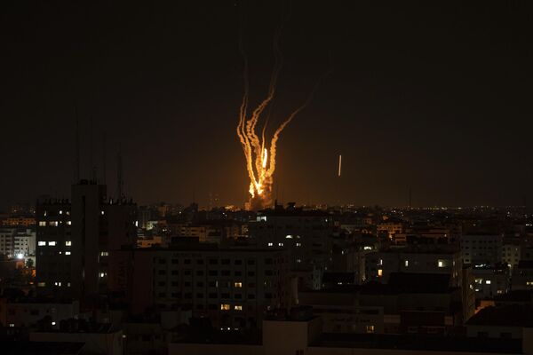 راکت ها از نوار غزه به سمت اسرائیل در غزه، چهارشنبه 10 مه 2023 پرتاب می شوند. - اسپوتنیک افغانستان  