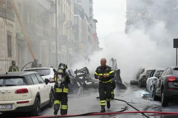 آتش نشانان برای خاموش کردن آتش در یک ساختمان پس از انفجار یک موتر مسافربرری در مرکز میلان، شمال ایتالیا، پنجشنبه، 11 می 2023، تلاش می کنند. - اسپوتنیک افغانستان  