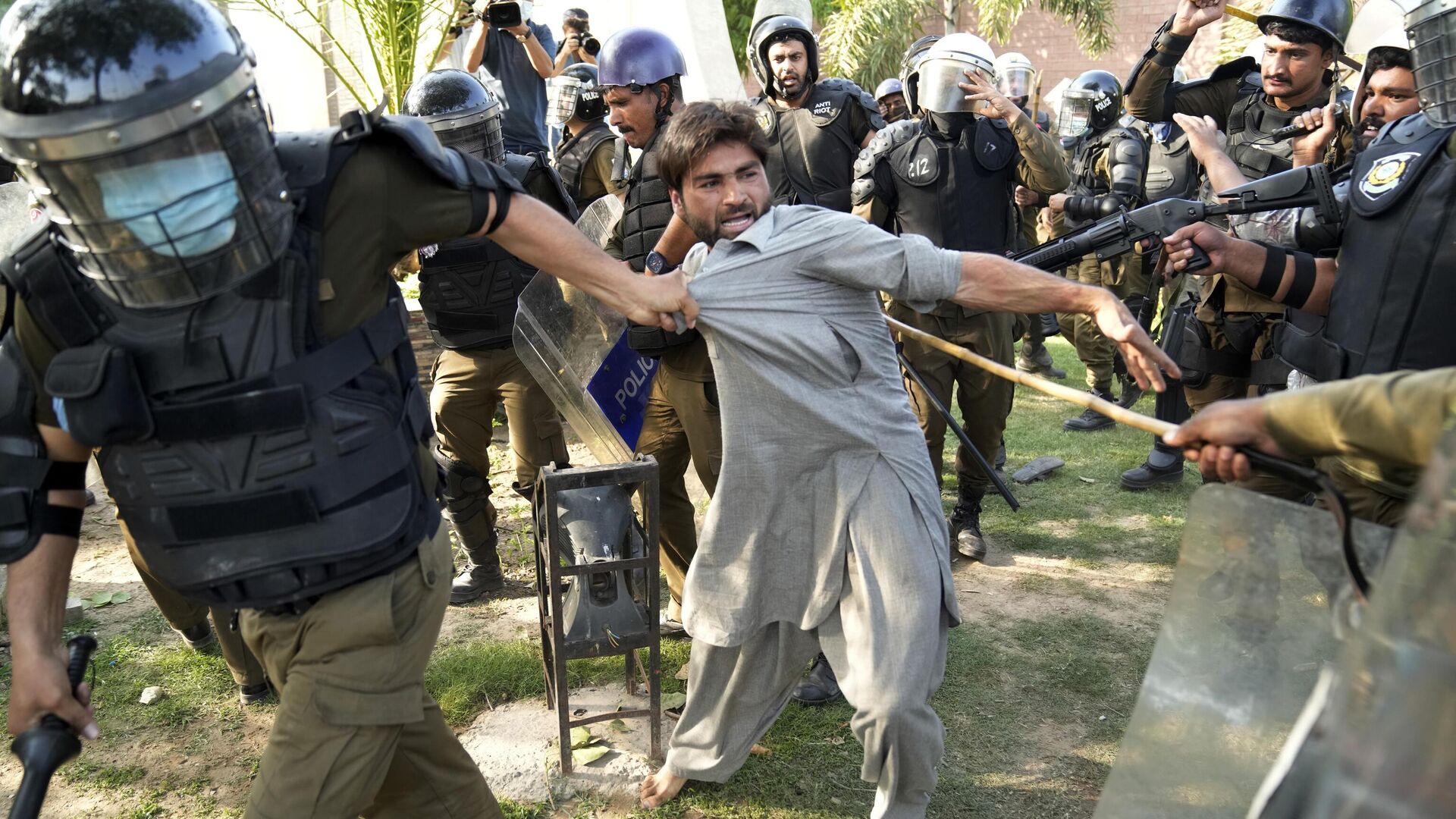 Полиция задерживает сторонника бывшего премьер-министра Пакистана Имрана Хана, Пакистан - اسپوتنیک افغانستان  , 1920, 30.10.2023