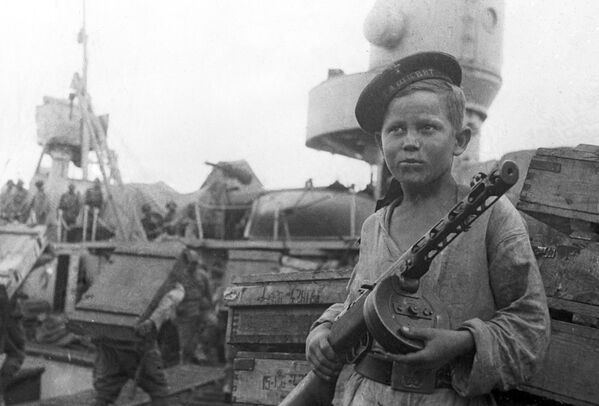 جنگ بزرگ میهنی 1941-1945 جونگا بوریا کولشین برای دفاع از سواستوپل نشان ستاره سرخ را دریافت کرد. - اسپوتنیک افغانستان  