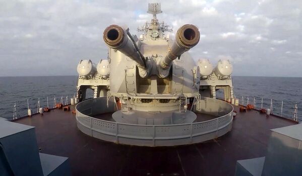 سلاح های توپخانه ای در کشتی نیروی دفاعی روسیه در زمان تمرینات در دریای سیاه بیش از 30 کشتی جنگی دریای سیاه طبق برنامه تمرینات از سواستوپل و نووروسیسک به دریا اعزام شدند. - اسپوتنیک افغانستان  