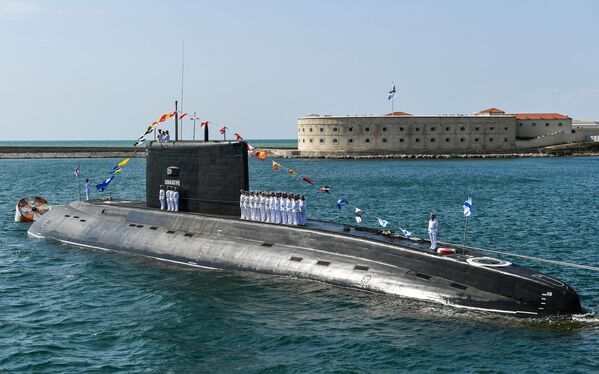 زیردریایی &quot;ولیکی نووگورود&quot; در تمرین رژه در روز نیروی دریایی روسیه در سواستوپل. - اسپوتنیک افغانستان  
