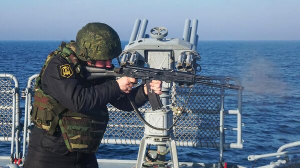 Военнослужащий Черноморского флота ведет тренировочную стрельбу из автомата Калашникова на фрегате Адмирал Эссен во время учений в Черном море - اسپوتنیک افغانستان  