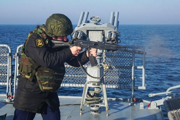 یکی از سربازان نیروهای دریای بحیره سیاه در جریان تمرینات در دریای سیاه، از یک تفنگ تهاجمی کلاشینکف بر روی کشتی &quot;آدمیرال اسن&quot; شلیک می کند. - اسپوتنیک افغانستان  