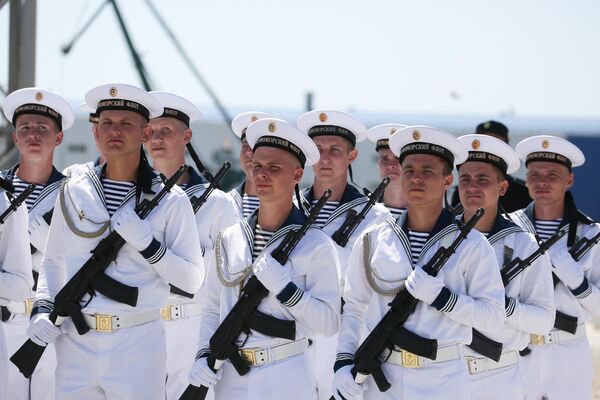 نظامیان نیروهای دریای بحیره سیاه روسیه در تمرین برای رژه روز نیروی دریایی در نووروسیسک. - اسپوتنیک افغانستان  