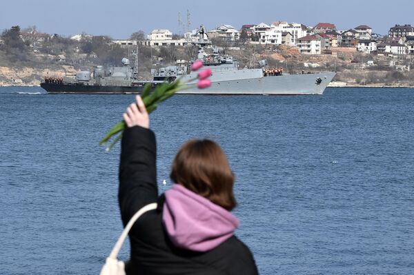 دختری از ساحل به سمت یک کشتی نظامی در سواستوپل دست تکان می دهد. - اسپوتنیک افغانستان  