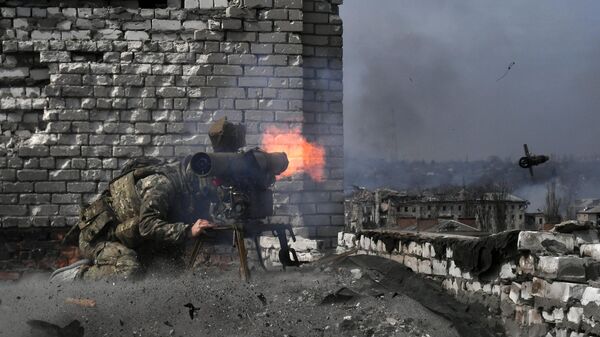 Боец ЧВК Вагнер ведет огонь из противотанковой управляемой ракеты по позициям ВСУ в Артёмовске - اسپوتنیک افغانستان  