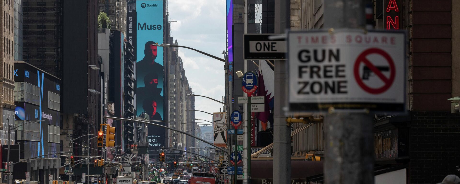 Знак с надписью Зона, свободная от оружия около Таймс-сквер в Нью-Йорке - اسپوتنیک افغانستان  , 1920, 13.05.2023