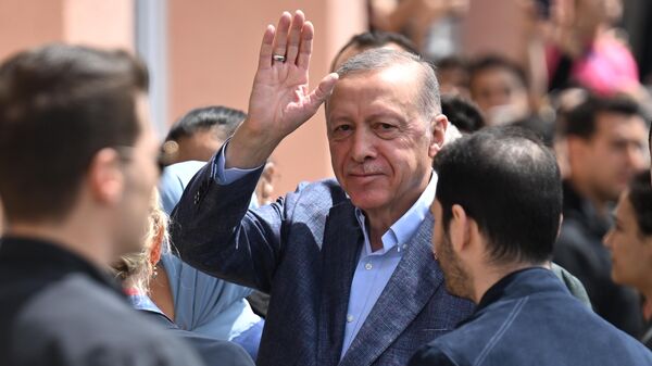 Президент Турции Реджеп Тайип Эрдоган у избирательного участка во время голосования на всеобщих выборах в Стамбуле - اسپوتنیک افغانستان  
