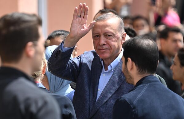 رجب طیب اردوغان رئیس جمهور ترکیه در یکی از شعبه های رای گیری در جریان انتخابات سراسری استانبول. در 14 می، ترکیه سیزدهمین رئیس جمهور و پارلمان جدید را انتخاب می کند. - اسپوتنیک افغانستان  