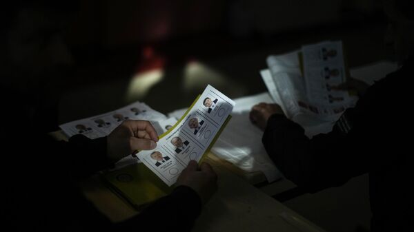 Бюллетени в избирательном участке в Стамбуле  - اسپوتنیک افغانستان  