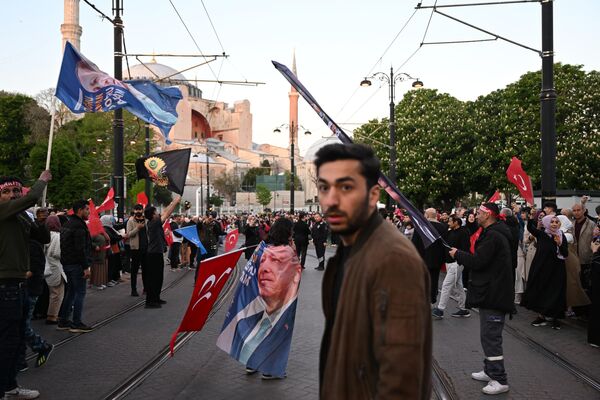 یکی از پشتیبانان رجب طیب اردوغان رئیس جمهور کنونی ترکیه در منطقه مسجد ایاصوفیه در استانبول. - اسپوتنیک افغانستان  