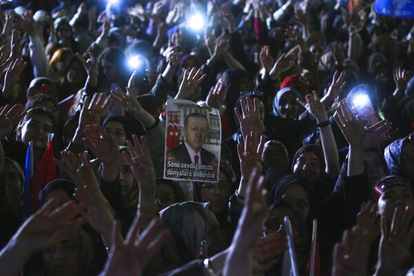 هواداران رجب طیب اردوغان رئیس جمهور کنونی ترکیه در مقابل مقر حزب عدالت و توسعه در استانبل. - اسپوتنیک افغانستان  