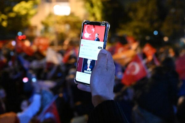 میتینگ هواداران رجب طیب اردوغان رئیس جمهور کنونی ترکیه در مقابل مقر حزب عدالت و توسعه در استانبل. - اسپوتنیک افغانستان  