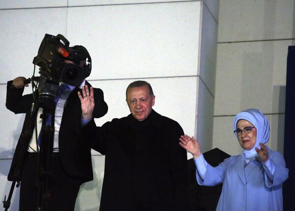 رجب طیب اردوغان و همسرش برای هواداران خودش دست تکان می دهند.کمیته مرکزی انتخابات ترکیه اعلام کرد که 99 درصد از صندوق های رای در داخل  این کشور شمارش شده است. تا ساعت 09.45 رجب طیب اردوغان 49.40 درصد آرا،  کمال قلیچداراوغلو 44.96 درصد، سینان اوگان 5.2 درصد، محرم اینجه 0.44 درصد  آرا را به دست آورده اند. - اسپوتنیک افغانستان  