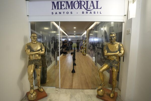 مجسمه های پله در ورودی آرامگاه بزرگان فوتبال برزیل در گورستان یادبود نکروپول اکومنیکا در سانتوس، برزیل، دوشنبه، 15 می 2023 ایستاده اند. - اسپوتنیک افغانستان  