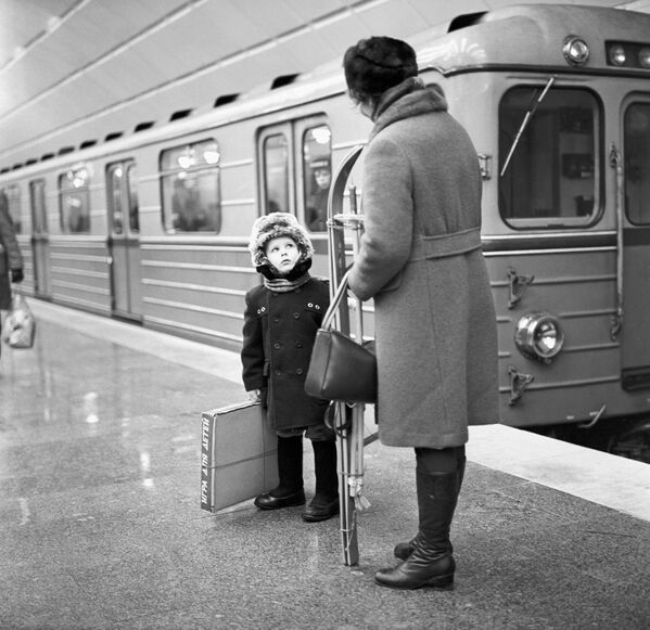 مسافران در سالن ایستگاه متروی مسکو. - اسپوتنیک افغانستان  
