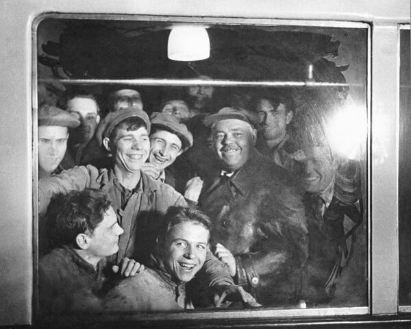 سازندگان مترو و مسافران، سال 1935 میلادی. - اسپوتنیک افغانستان  