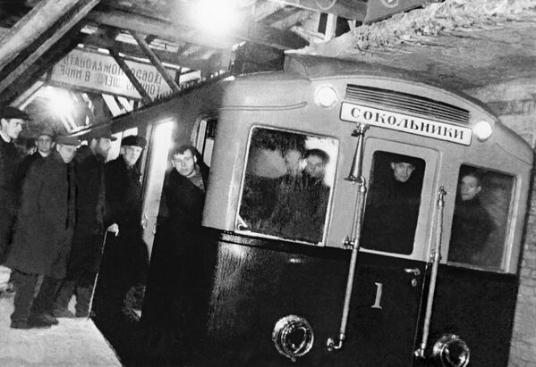 نخستین قطار مترو، نخستین حرکت آزمایشی خود در داخل تونل را به انجام رساند. - اسپوتنیک افغانستان  