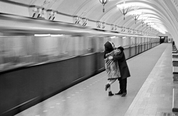 در انتظار آخرین قطار در متروی مسکو. - اسپوتنیک افغانستان  