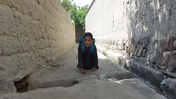 رفتن کودک معیوب به مکتب روی دو دست و پا + ویدیو  - اسپوتنیک افغانستان  