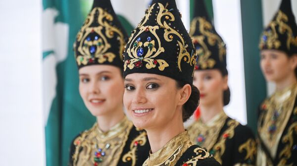 Девушки в национальных костюмах на XIV Международном экономическом форуме Россия - Исламский мир: KazanForum - اسپوتنیک افغانستان  