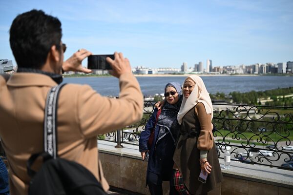 سیاحین از خاکریز در کازان عکس می گیرند. کازان میزبان مجمع بین المللی اقتصادی &quot;روسیه - جهان اسلام: KazanForum&quot; خواهد بود - اسپوتنیک افغانستان  