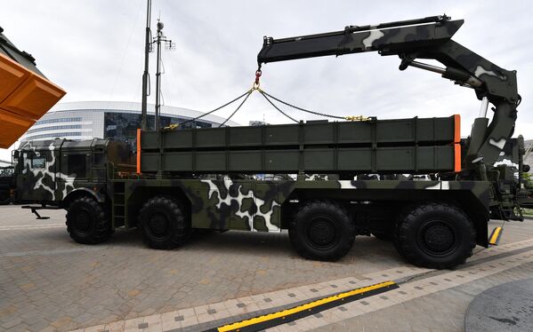 وسیله نقلیه بارگیری MLRS &quot;Polonaise&quot; در یازدهمین نمایشگاه بین المللی تسلیحات و تجهیزات نظامی MILEX-2023 در مینسک. - اسپوتنیک افغانستان  