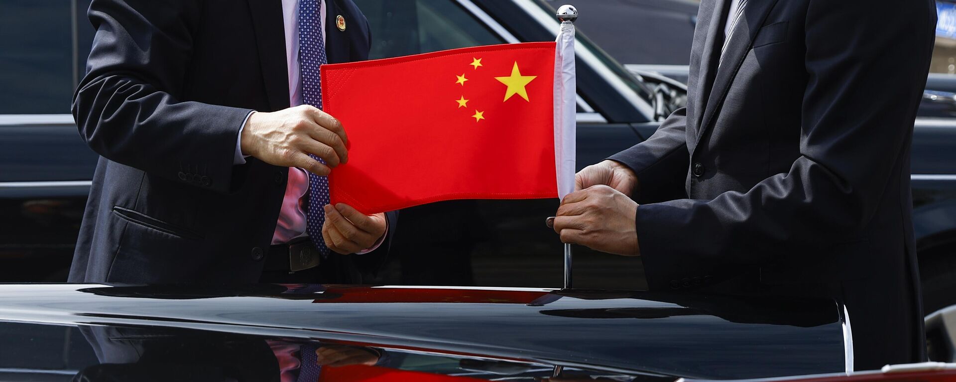Флаг Китая на автомобиле во время подготовки к приезду президента Франции Эммануэля Макрона в Пекин - اسپوتنیک افغانستان  , 1920, 18.05.2023