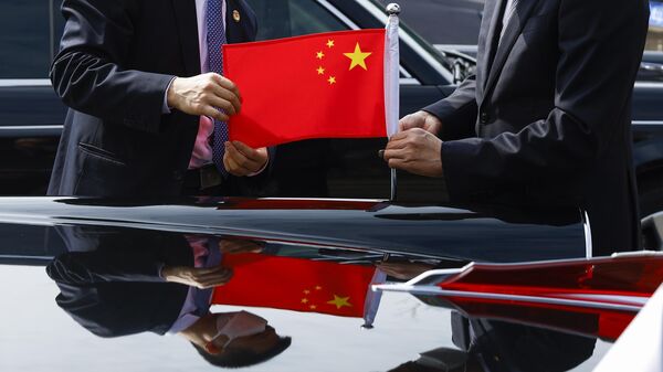 Флаг Китая на автомобиле во время подготовки к приезду президента Франции Эммануэля Макрона в Пекин - اسپوتنیک افغانستان  