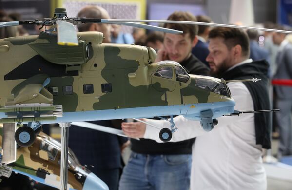 مدل هلیکوپتر Mi-24 در نمایشگاه بین المللی صنعت هلیکوپتر HeliRussia 2023 در مرکز نمایشگاه بین المللی &quot;Crocus Expo&quot;. - اسپوتنیک افغانستان  