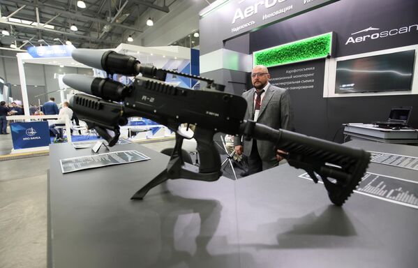 اسلحه ضد پهپاد Rex-2 در نمایشگاه بین المللی صنعت هلیکوپتر HeliRussia 2023 در مرکز نمایشگاه بین المللی &quot;Crocus Expo&quot;. - اسپوتنیک افغانستان  
