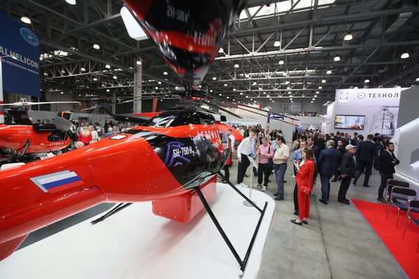 بازدیدکنندگان از نمایشگاه بین المللی صنعت هلیکوپتر HeliRussia 2023 در مرکز نمایشگاه بین المللی Crocus Expo. - اسپوتنیک افغانستان  