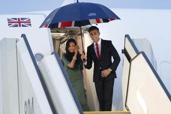 ریشی سوناک، نخست وزیر بریتانیا و همسرش آکشاتا مورتی در فرودگاه هیروشیما - اسپوتنیک افغانستان  