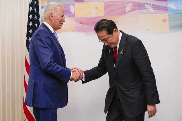 جو بایدن، رئیس آمریکا و فومیو کیشیدا، نخست وزیر جاپان، قبل از دیدار دوجانبه در هیروشیما. - اسپوتنیک افغانستان  