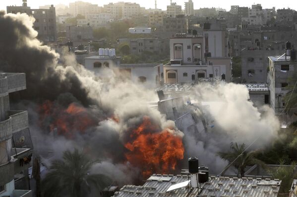 دود و آتش از انفجار ناشی از حمله هوایی اسرائیل به ساختمانی در غزه - اسپوتنیک افغانستان  