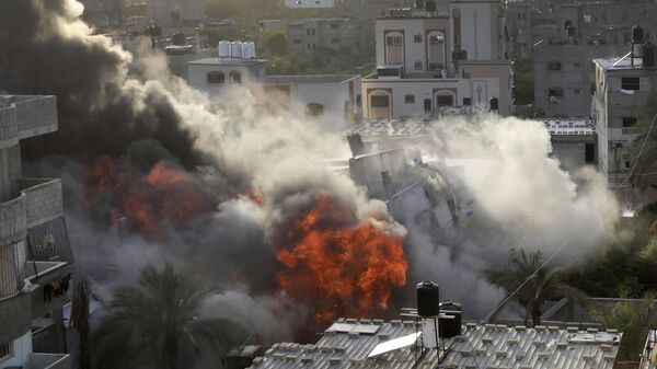 Дым и огонь от взрыва, вызванного израильским авиаударом по зданию в Газе - اسپوتنیک افغانستان  