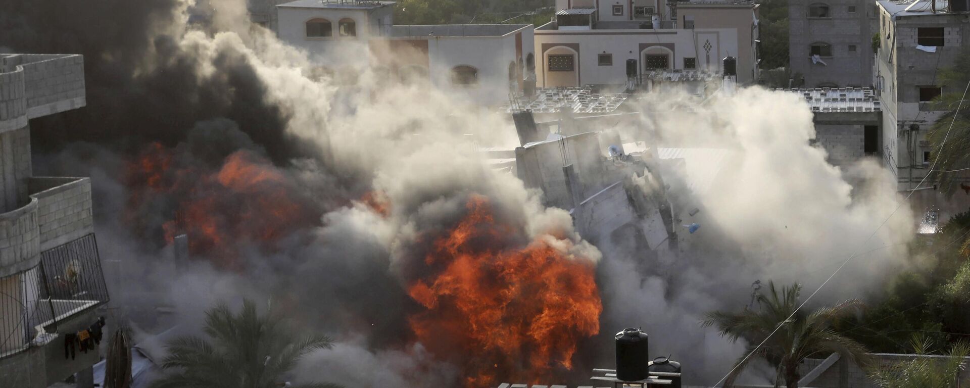 Дым и огонь от взрыва, вызванного израильским авиаударом по зданию в Газе - اسپوتنیک افغانستان  , 1920, 07.10.2023
