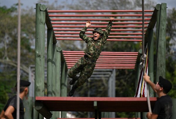یک سرباز زن در 16 می 2023 در یک دوره آموزشی برای زنان در پایگاه هوایی نظامی Tolemaida در Tolemaida، کلمبیا شرکت می کند. - اسپوتنیک افغانستان  