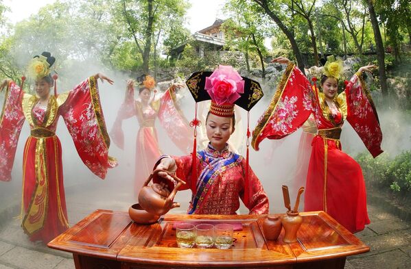 بازیگران زن با لباس های سنتی چینی در یک مراسم چای در باغ چای Longjingshan در هانگژو، مرکز ولایت ژجیانگ در شرق چین، سه شنبه، 26 اپریل 2005 اجرا می کنند. با نزدیک شدن به تعطیلات یک هفته ای روز کارگر، جشنواره فرهنگ چای در حال آماده سازی است. باغ. به گزارش خبرگزاری شینهوا، نزدیک به 30 درصد از جمعیت شهری چین سفر را به عنوان یک مد تفریحی اصلی برای هفته تعطیلات انتخاب کردند. عکس از هو گوانهوا خبرگزای هینهوا) - اسپوتنیک افغانستان  