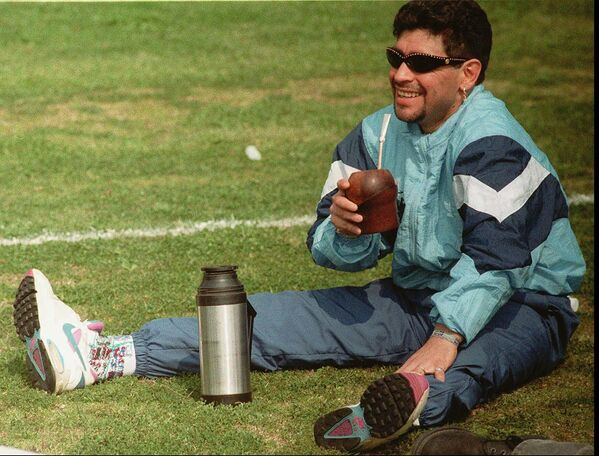 دیگو مارادونا، ستاره فوتبال، چهار هفته تا بازگشت، در جریان یک نشست تمرینی در پونتا دل استه، اروگوئه، دوشنبه 4 سپتامبر 1995، برای نوشیدن چای گیاهی &quot;میت&quot; استراحت می کند. (عکس آسوشیتدپرس/ فرناندو گونزالس) آرژانتین بیرون - اسپوتنیک افغانستان  