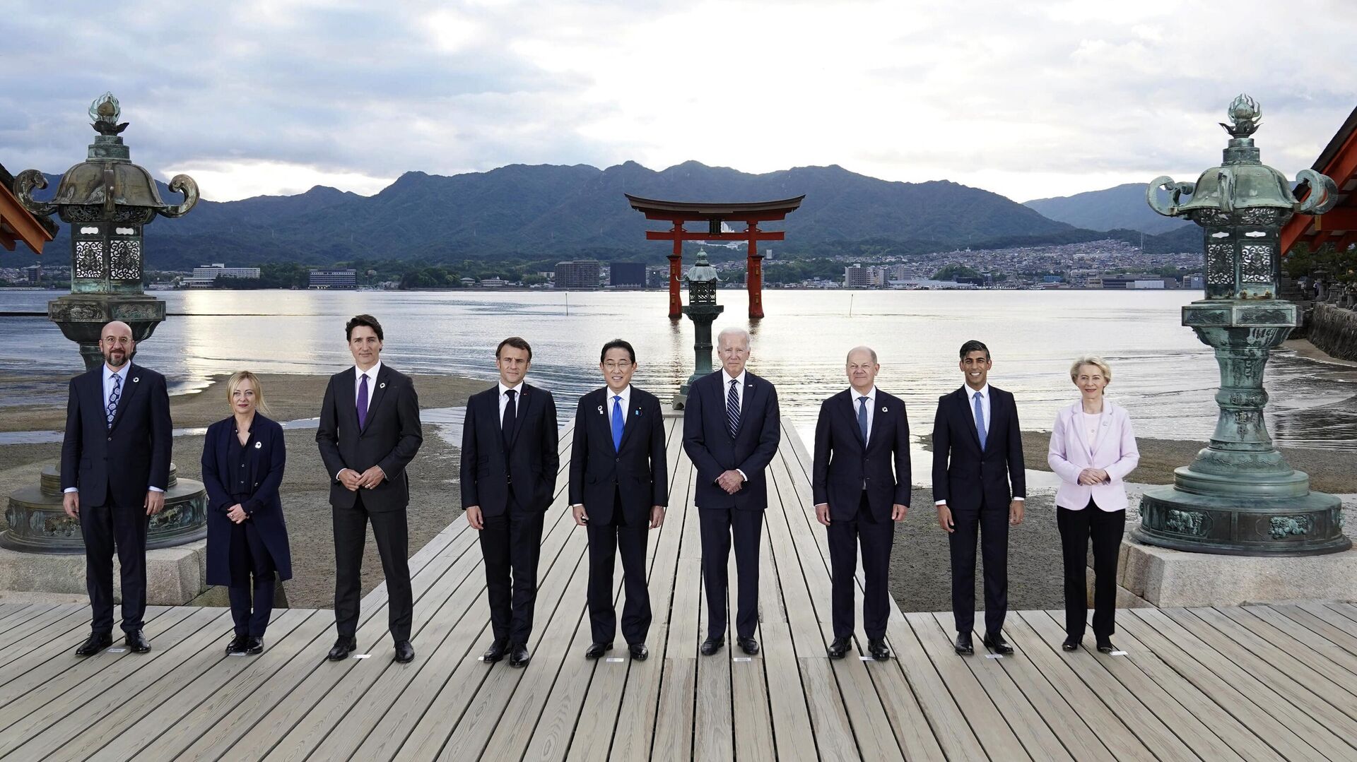 Лидеры G7 во время совместного фотографирования в храме Ицукусима, Хиросима - اسپوتنیک افغانستان  , 1920, 22.05.2023