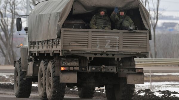 Грузовик с военнослужащими РФ на шоссе возле границы с Украиной в Белгородской области - اسپوتنیک افغانستان  