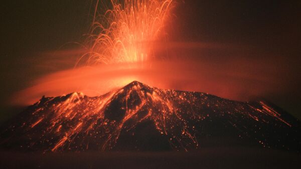 فوران دود از آتشفشان پوپوکاتپتل در سن نیکولاس د لس رانچوس، مکزیک - اسپوتنیک افغانستان  