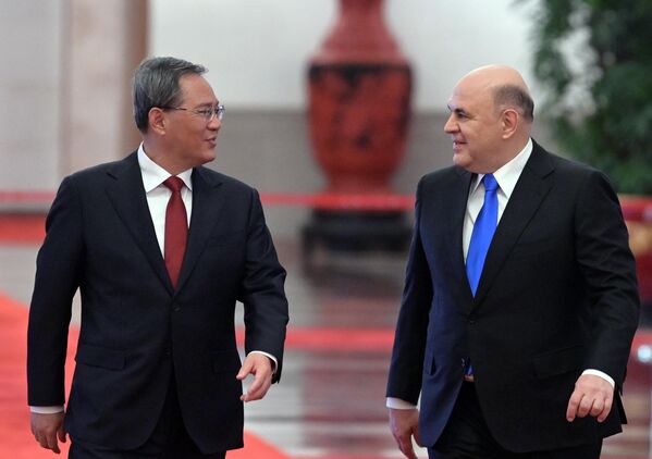 میخائیل میشوستین، نخست وزیر روسیه و لی کیانگ، نخست وزیر شورای دولتی جمهوری خلق چین (سمت چپ) در طی جلسه ای در تالار بزرگ مردمی در پکن - اسپوتنیک افغانستان  