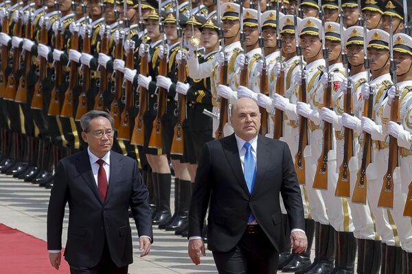 لی کیانگ، نخست وزیر چین، در مراسم استقبال از میخائیل میشوستین، نخست وزیر روسیه در پکن - اسپوتنیک افغانستان  