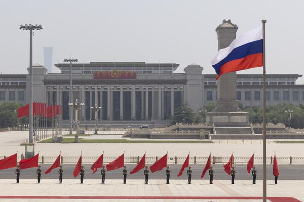 پرچم ملی روسیه در مقابل تالار بزرگ مردمی قبل از مراسم استقبال از میخائیل میشوستین، نخست وزیر روسیه در پکن - اسپوتنیک افغانستان  