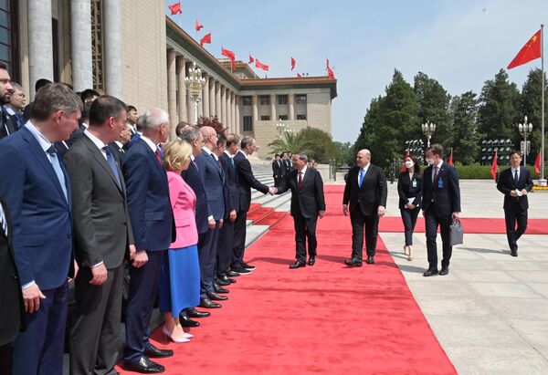 میخائیل میشوستین، نخست وزیر روسیه و  لی کیانگ (سمت چپ) نخست وزیر شورای دولتی جمهوری خلق چین، هنگام خوشامدگویی به هیئت در مراسم ملاقات رسمی در تالار بزرگ مردمی در پکن - اسپوتنیک افغانستان  
